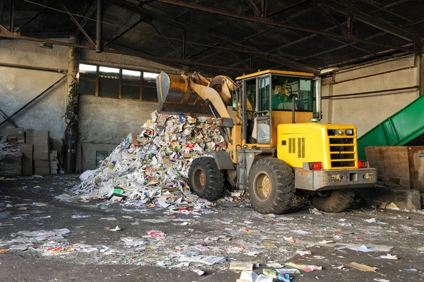 Planta para o processamento de matérias-primas secundárias classificadas por caminhão . — Fotografia de Stock