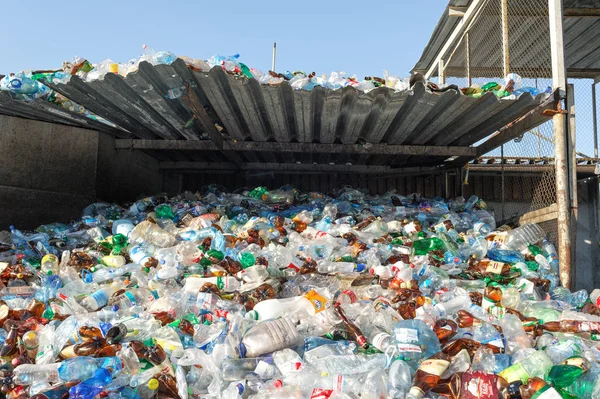 Botellas de plástico en una fábrica para el procesamiento de materias primas secundarias . —  Fotos de Stock