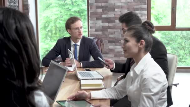 Los colegas de oficina tienen un debate sobre una reunión de negocios — Vídeo de stock