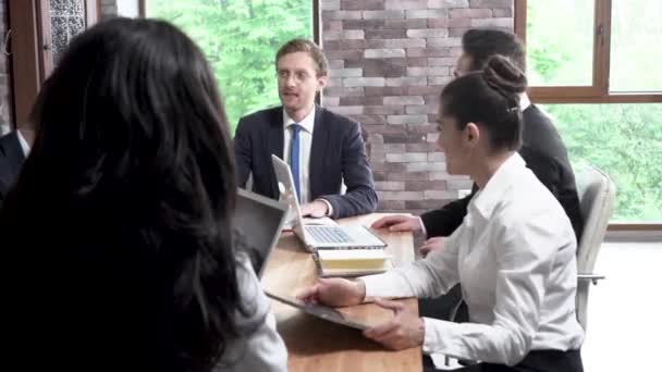 Los colegas de oficina tienen un debate sobre una reunión de negocios — Vídeo de stock