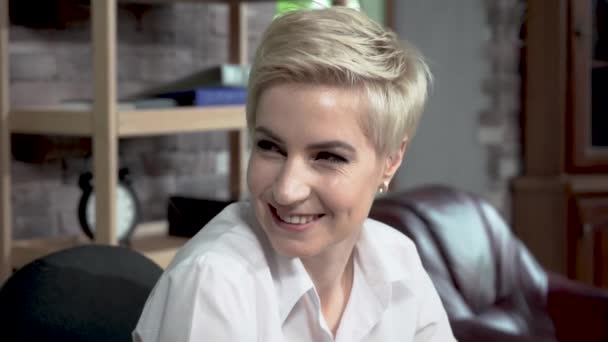 Hermosas mujeres de negocios sonriendo en la reunión. Retrato — Vídeo de stock