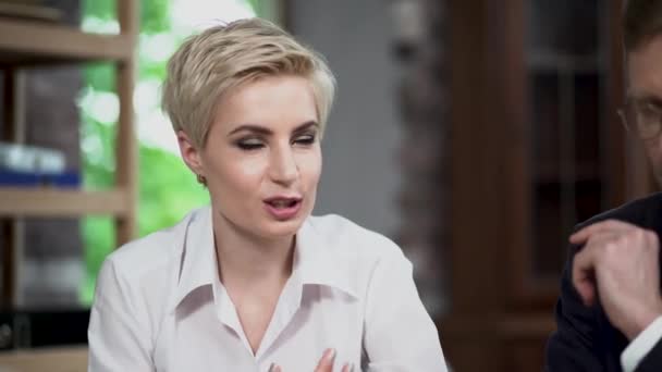 Blonde obchodní ženy představují její IDE na setkání — Stock video
