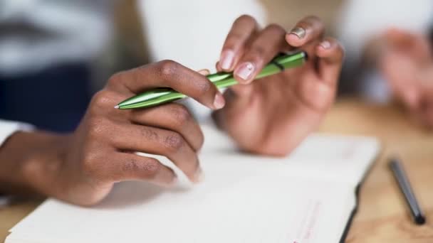 아프리카계 미국인 여성의 손에 펜을 들고 있습니다. 근접 촬영 — 비디오