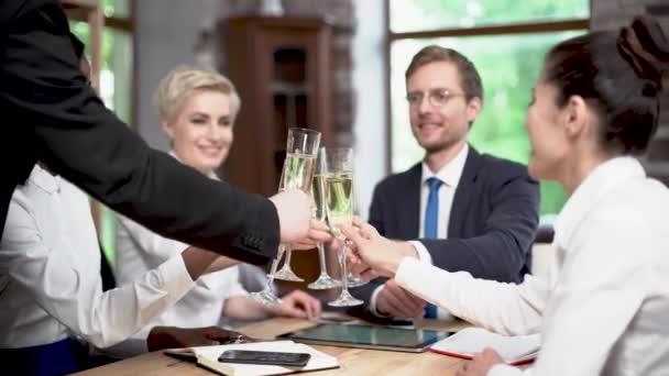 Bir iş toplantısı bir şampanya ile samimi arkadaşları — Stok video