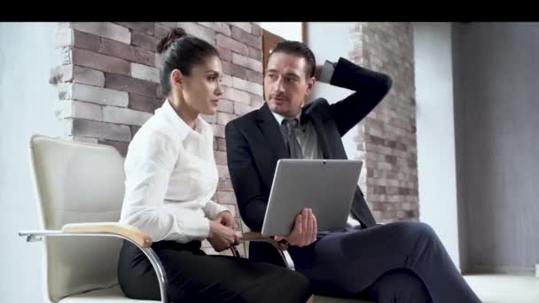 Empresario y mujer de negocios sentarse y tener una discusión — Vídeos de Stock