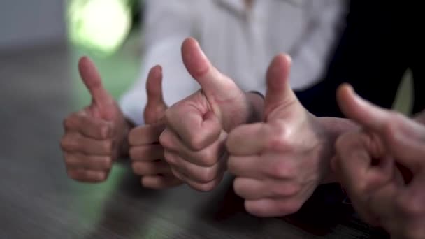 Mãos com polegares grandes para cima de colegas de negócios. Fechar. — Vídeo de Stock