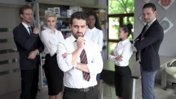 Vertrouwen zakenman staande voor zijn succesvolle team — Stockvideo