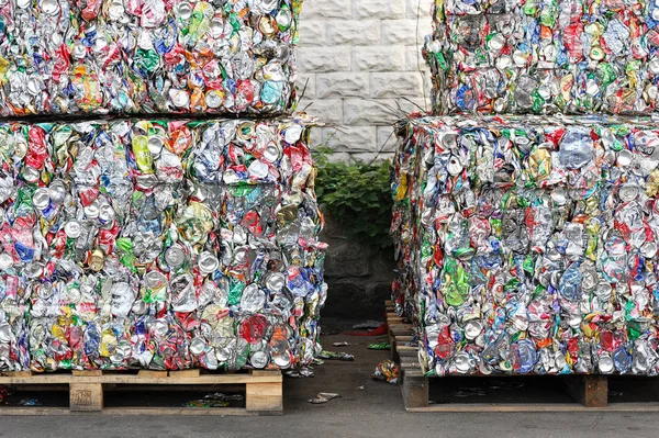 Latas de bebidas metálicas de refrigerantes esmagados para reciclagem — Fotografia de Stock