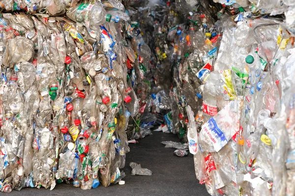 Bottiglie di plastica compresso in pile presso la fabbrica di riciclaggio — Foto Stock