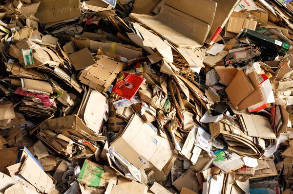 Stapels van kartonnen dozen die opgeslagen voor recycling — Stockfoto