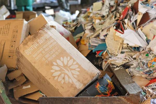 Pilhas de caixas de papelão antigas armazenadas para reciclagem. Fechar. — Fotografia de Stock