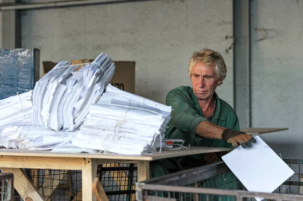 Daur ulang pekerja pabrik di tempat kerja menyortir sampah — Stok Foto