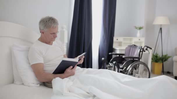 À l'hôpital Un homme adulte aux cheveux gris est allongé sur un lit dans sa chambre VIP . — Video