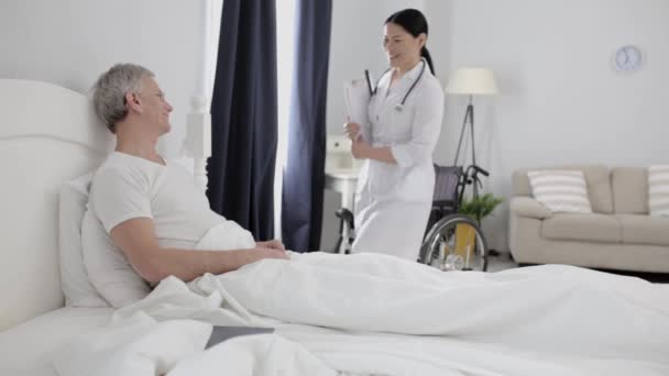 Handikappade åldringen på sjukhus — Stockvideo