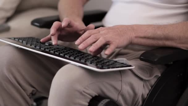 Handikappade mannen i rullstol med laptop på sjukhus — Stockvideo