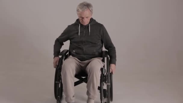 Homme handicapé souffrant de solitude — Video