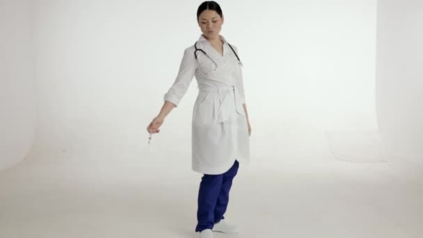 Ασιατισα θηλυκό νοσοκόμα σε λευκό ιατρικό unifrom — Αρχείο Βίντεο