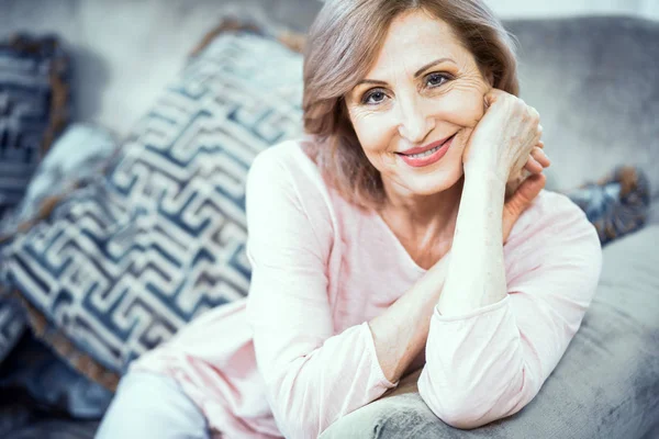 Портрет жінки старше 50 яка відпочиває вдома у вітальні . — стокове фото