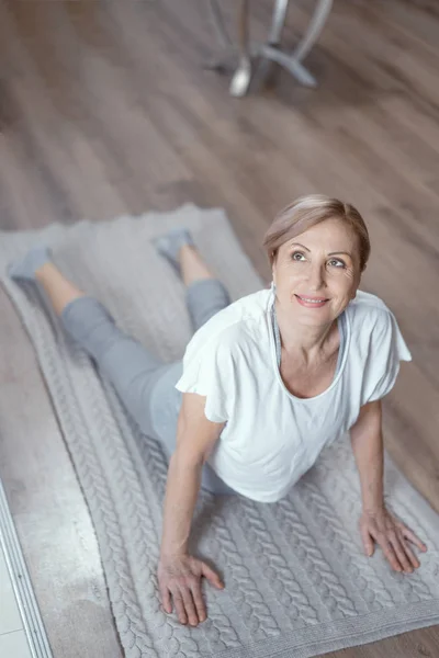 Cursuri de yoga la domiciliu femei frumoase de peste 50 de ani . — Fotografie, imagine de stoc