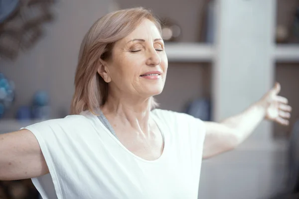 Frau macht Yoga-Meditation — Stockfoto