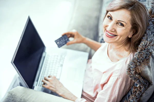 Wanita membuat pembayaran online dengan laptop untuk berbelanja — Stok Foto