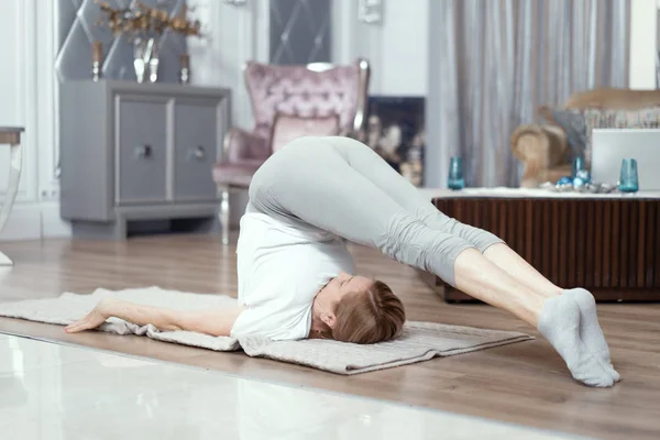 Femeia matură veselă care face exerciții yoga — Fotografie, imagine de stoc