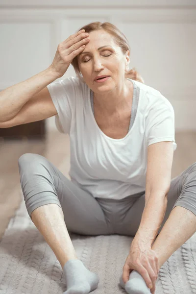 Vidám érett nő pihenés után jóga gyakorlatok — Stock Fotó