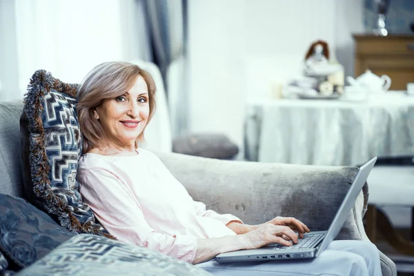 Evde dizüstü bilgisayar kullanan mutlu kadın. — Stok fotoğraf