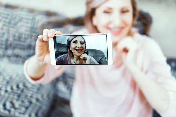 Bella donna di mezza età in abiti casual sta facendo selfie — Foto Stock