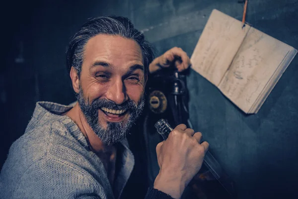 Feliz hombre borracho habla en un teléfono giratorio vintage — Foto de Stock