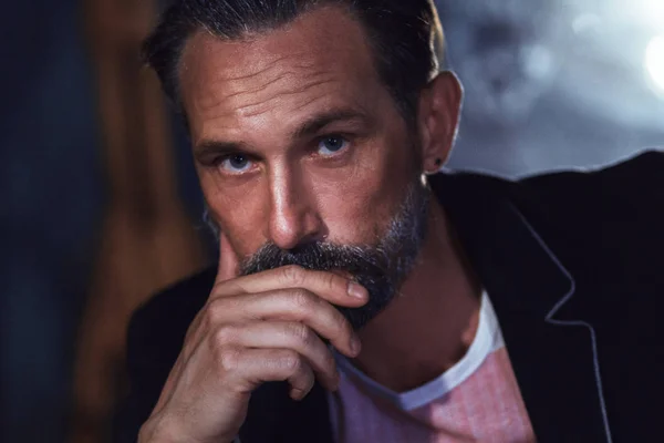 Um homem bonito com barba de fato. Pensativo cara elegante — Fotografia de Stock