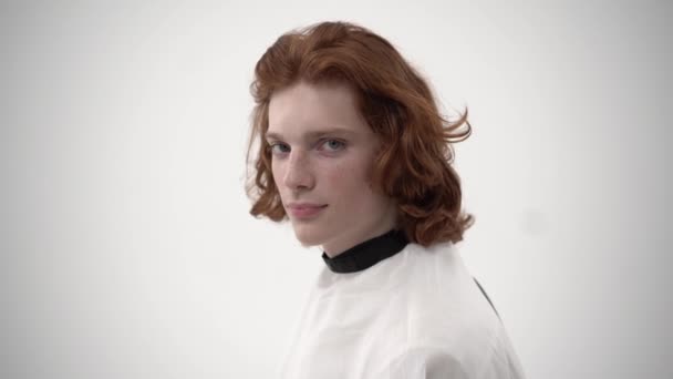 Hombre guapo con el pelo de jengibre antes de corte de pelo — Vídeos de Stock