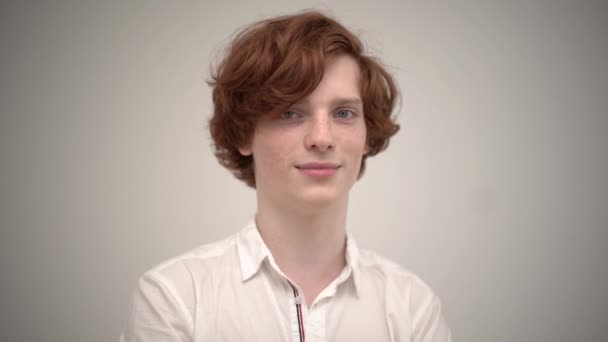 Fiatal Nice Guy vörös hajú a bézs háttér. — Stock videók
