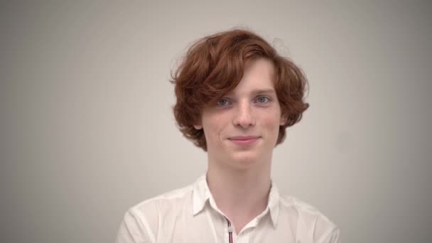 Guapo jengibre con corte de pelo elegante sonriente y con buen aspecto — Vídeos de Stock