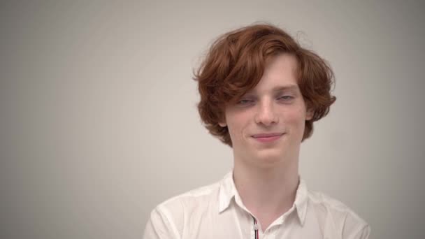 Knappe gember met stijlvolle kapsel glimlachend en ziet er goed uit — Stockvideo