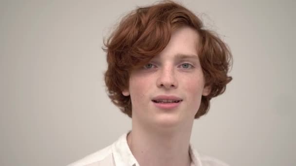 Şık saç kesimi ile yakışıklı zencefil gülümseyen ve iyi görünümlü — Stok video