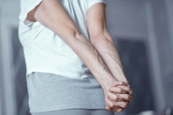 Rücken der Frau, die ihre Arme ausstreckt. Ausgeschnittene Ansicht — Stockfoto