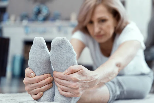 Büyüleyici Olgun kadın ayak dokunur. Yoga egzersizi — Stok fotoğraf