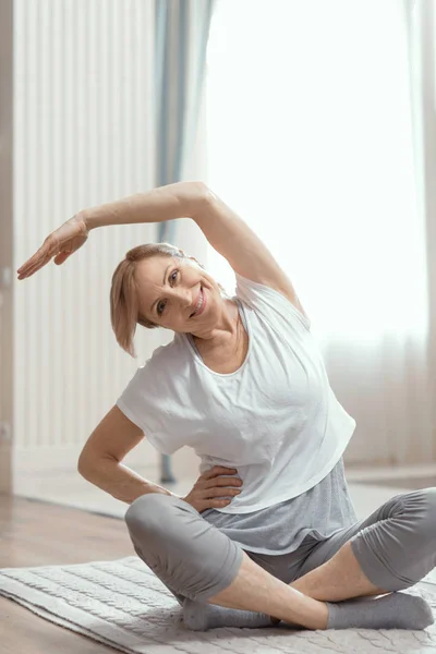 Lezioni di yoga a casa Belle donne oltre 50 anni . — Foto Stock