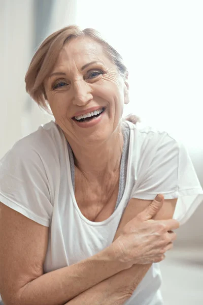 Schöne Frau lächelt und macht Yoga-Übungen. — Stockfoto