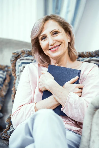Beautiful mature woman is reading a book — Stock Photo, Image