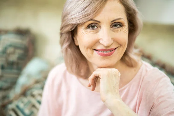 Vacker mogen kvinna ler försiktigt på kameran — Stockfoto