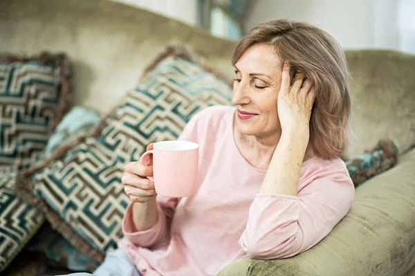 Atraente mulher de meia-idade relaxante em casa — Fotografia de Stock