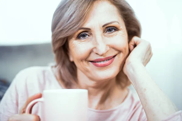 Attraktive Frau mittleren Alters entspannt zu Hause — Stockfoto