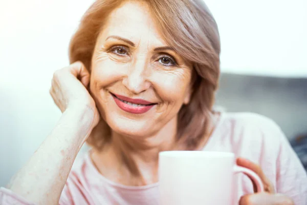 Atractiva mujer de mediana edad relajarse en casa — Foto de Stock