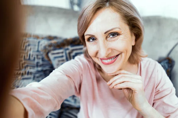 Schöne Frau mittleren Alters in lässiger Kleidung macht Selfie — Stockfoto