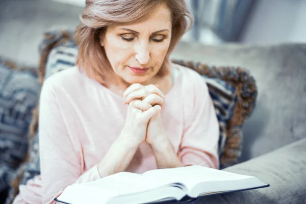 Красивая зрелая женщина читает книгу — стоковое фото