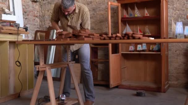 Drewno rzeźbiarz w pracy w warsztacie — Wideo stockowe