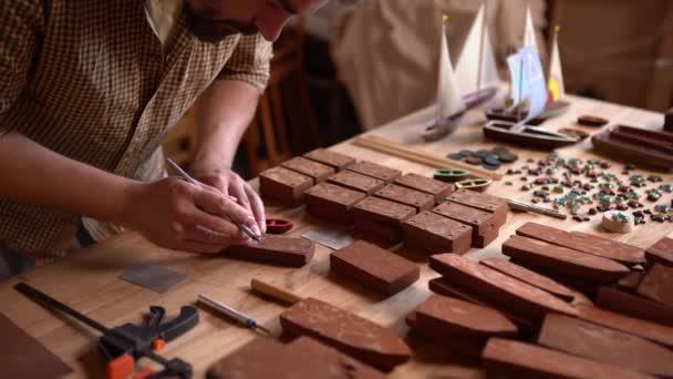 Креативный плотник проверяет древесину на предмет дальнейшей переработки — стоковое видео