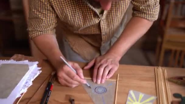 Bonito jovem artesão fazendo lona para figuras de navio — Vídeo de Stock